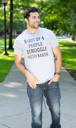 Vista 5 de Camiseta con humor sobre enseñanza, maestro, escuela, divertida, con la frase "5 of 4 People Struggle with Math
