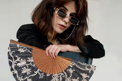 Vista 2 de Spanish Fan Black Bobbin - Madera y Algodón - 9.1 in - Estuche y funda de yute - Accesorio de moda - Hecho a mano en España - Eventos y regalos
