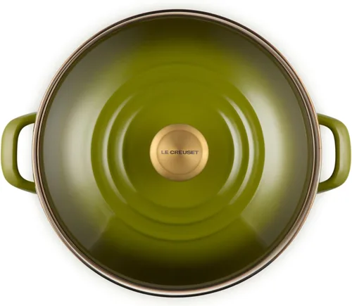 Vista 2 de Le Creuset - Olla tradicional esmaltada en acero, 12 cuartos de galón, Oliva con pomos de acero inoxidable
