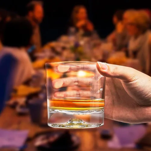 Vista 4 de QUEEN&STONE LEAD FREE Vasos de whisky a la antigua moda con patrón de oso en la parte inferior gruesa con peso de 10 onzas, juego de 4 perfectos