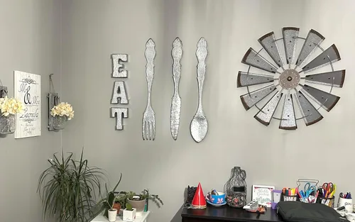 Vista 5 de Zoreal Letrero de comer galvanizado con letras rústicas de metal para decoración de pared