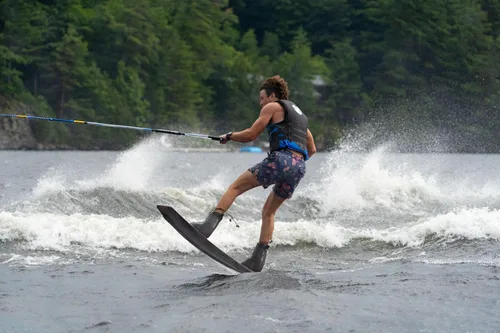 Vista 3 de White Knuckle The Shred Wakeboard (52.8 in), nivel intermedio para principiantes con aletas moldeadas