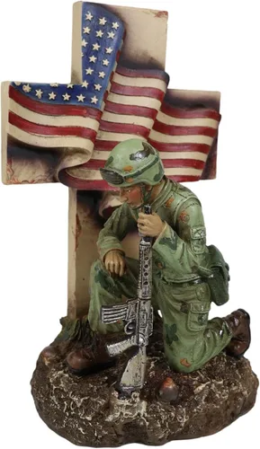 Vista 6 de Ebros Gift Battlefield War Hero Soldado con rifle arrodillado por cruz con bandera estadounidense, figura conmemorativa de 10 pulgadas de alto