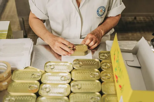 Vista 7 de NURI Sardinas portuguesas en aceite de oliva extra especiado, paquete de 4 (latas de 4.4 onzas)