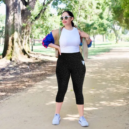 Vista 3 de MOREFEEL Leggings capri de talla grande para mujer con bolsillos, elásticos XL-4XL, control de abdomen, cintura alta, pantalones de yoga negros