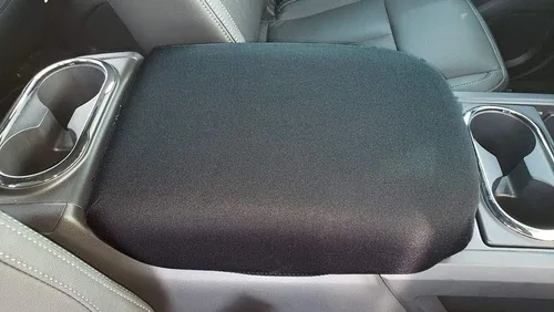 Vista 2 de Car Console Covers Plus Fabricado en Estados Unidos, diseñado para Nissan Titan 2016-2024 con asientos de cubo de consola fija en la imagen que se
