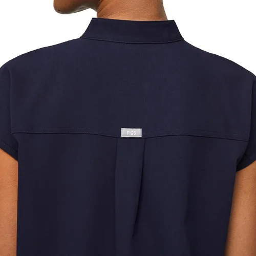 Vista 9 de Figs - Uniforme médico de mujer Rafaela, de dos bolsillos, cuello mandarín, ajuste holgado con elásticos suaves.
