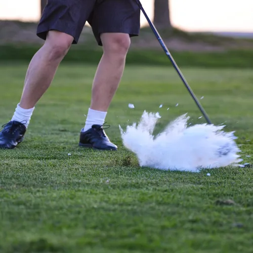 Vista 7 de Pelotas de golf explosivas: paquete de 3 bromas y revelación de género
