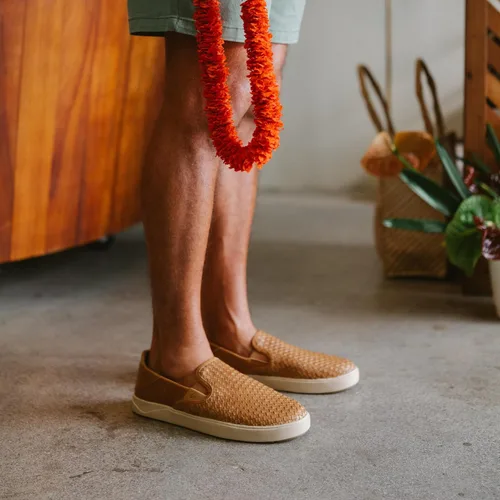 Vista 5 de OLUKAI Lae'ahi Lauhala - Zapatos de cuero tejido para hombre, versátiles tenis de cuero para uso diario, diseño fácil de poner, uso durante todo