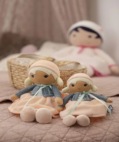 Vista 5 de Kaloo Tendresse My First Fabric Doll Chloe K - Figura de felpa suave mediana de 9.75 pulgadas en vestido de melocotón y rayas, chaqueta de mezclilla