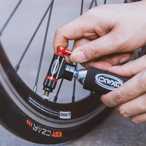Vista 2 de Kit de inflador de CO2 con 6 cartuchos de CO2 de 0.56 oz/0.88 oz - Compatible con válvulas Presta y Schrader - Bomba de bicicleta de CO2 para 4 x