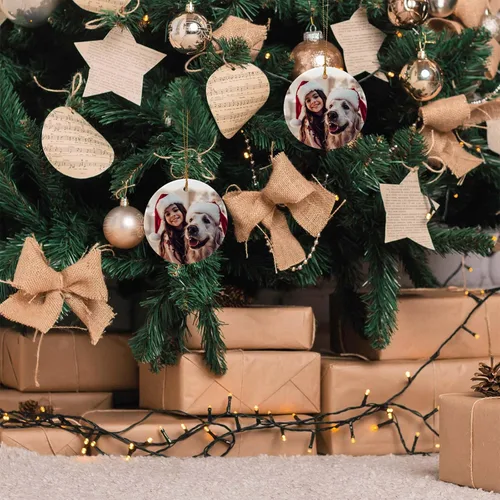 Vista 5 de Adornos de Navidad personalizados de cerámica, nuestro primer árbol de Navidad colgante 2023, decoración de regalo para Navidad, impresión