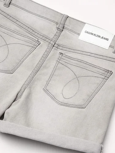 Vista 3 de Calvin Klein Pantalones cortos de mezclilla elásticos para niña, NubladoPuño