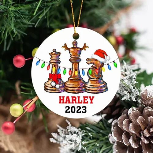 Vista 2 de Adorno de árbol de Navidad de ajedrez personalizado con nombre y año – Adorno personalizado para amantes del ajedrez Navidad 2023 – Adorno