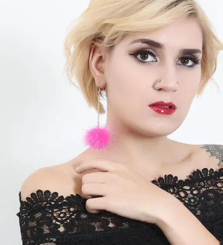 Vista 2 de Boderier - Aretes colgantes con cadena dorada y pompones de piel de conejo para mujeres y niñas