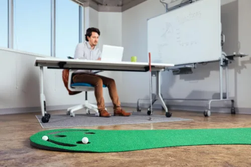 Vista 3 de PUTT-A-BOUT Par Three Golf Putting Green (3' x 9')