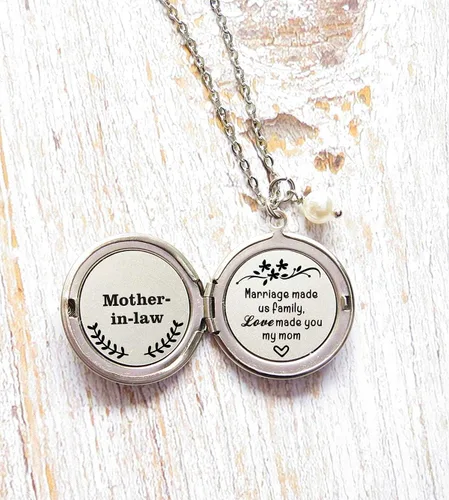 Vista 6 de Regalo de recuerdo para suegra, matrimonio nos hizo familia, pero el amor te hizo mi mamá, collar largo con medallón para madre del novio, regalo