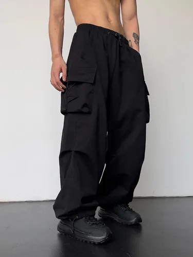 Vista 8 de OYOANGLE Pantalones cargo para hombre, cintura elástica, bolsillos con solapa, pantalones de harén holgados de hip hop