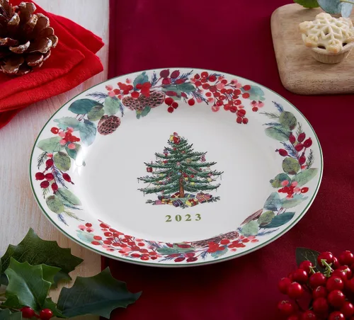 Vista 4 de Spode Plato de coleccionista de árbol de Navidad, diseño exclusivo, árbol icónico con coralberries, vainas de loto y vegetación, regalo