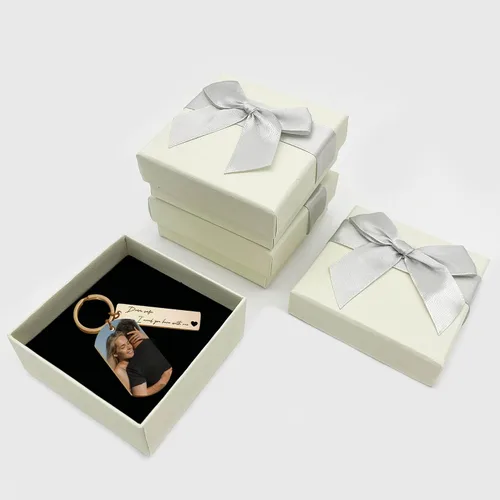 Vista 2 de Llavero personalizado seguro para la unidad, llavero personalizado para fotos de pareja, llavero grabado gratis.
