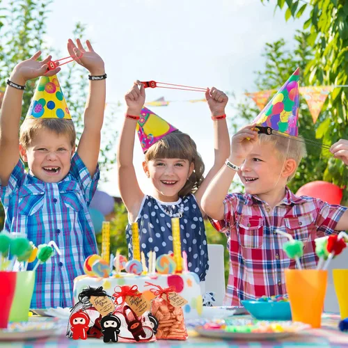 Vista 6 de HyDren 109 piezas de recuerdos de fiesta de ninja para 18 invitados, incluyen Ninja Slingshot Sticky Stretch Toys Llaveros de goma, calcomanías