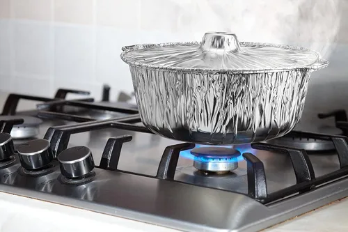 Vista 3 de Olla redonda de aluminio con tapa, perfecta para Acción de Gracias, campamento y hornear con tenedor de bambú gratis para una preparación fácil