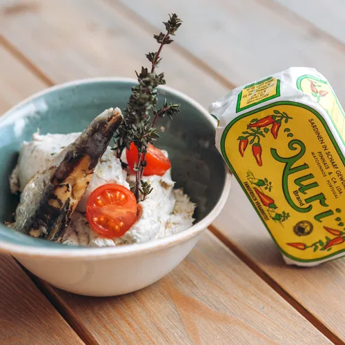 Vista 2 de NURI Sardinas portuguesas en aceite de oliva especiado - Paquete de 10 - (latas de 4.4 onzas)