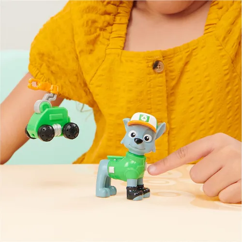 Vista 4 de PAW Patrol Big Truck Pups - Figura de acción Rocky con dron de rescate con plataforma central de comando de montaje en clic y amigo animal