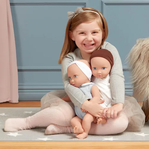 Vista 2 de LullaBaby Muñecas gemelas realistas de 14 pulgadas - Tonos de piel claros y ojos azules - Cuerpos suaves y trajes extraíbles - Sombrero, diadema