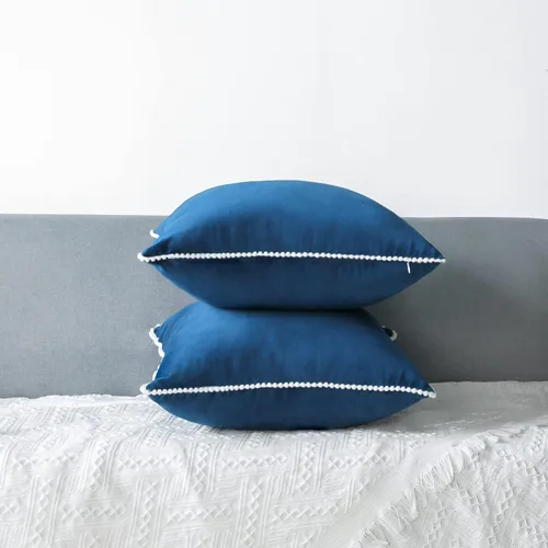 Vista 2 de Merrycolor Juego de 2 fundas de almohada de terciopelo con bonitos pompones, 18 x 18 pulgadas, color azul