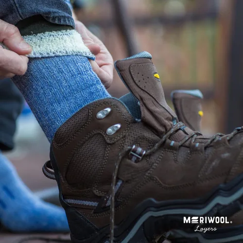 Vista 5 de MERIWOOL Calcetines de senderismo de lana merino para hombres y mujeres 3 pares de peso medio acolchados cálidos y transpirables