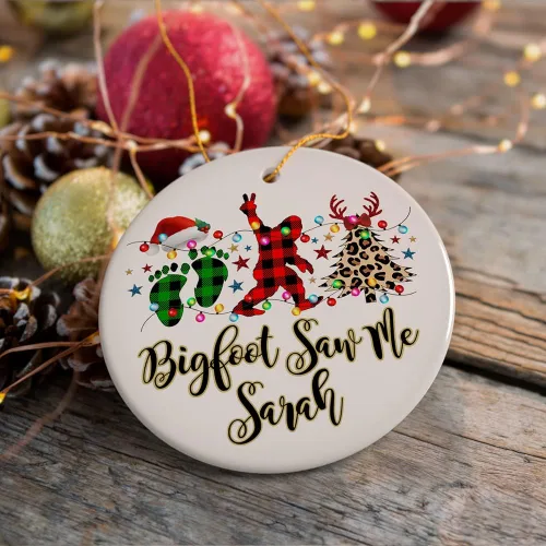 Vista 2 de Adorno de Navidad personalizado a cuadros de búfalo de pie grande, decoración navideña de Sasquatch (corazón)