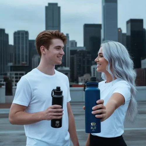 Vista 8 de Botella de agua prémium de 1 litro (33.8 onzas) con funda de transporte y correa, botella de agua de acero inoxidable aislada al vacío de doble Negro