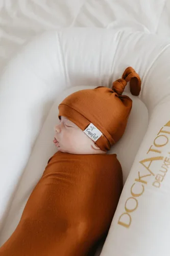 Vista 10 de Copper Pearl Gorro de bebé con nudo superior elástico suave Lennon