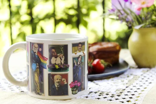 Vista 7 de Taza que cambia de calor Great Gays – Añade café y famosos gays de la historia salen del armario