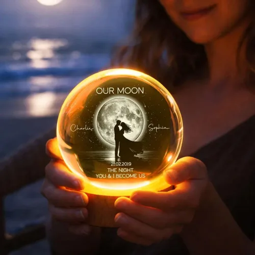 Vista 4 de Pofily Pareja besándose bajo la luz de la luna, Fase lunar personalizada por fecha, luz nocturna LED de bola de cristal personalizada, regalo