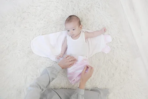 Vista 5 de BaeBae Goods Juego de 4 mantas para envolver al bebé, para niños y niñas, hechas de algodón suave (3-6 meses)
