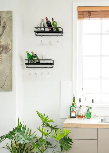 Vista 3 de Mkono Estante de vino montado en la pared, juego de 2 estantes de madera rústicos para botellas de vino, estantes flotantes de vidrio con colgador