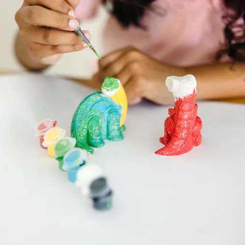 Vista 4 de Melissa & Doug Decorate-Your-Own Dinosaur, kit de artesañías de figuras; 2 dinosaurios de resina sólida pintada