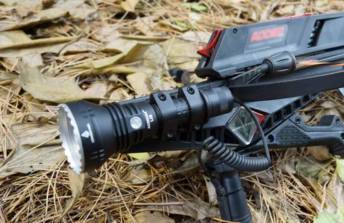 Vista 4 de ACEBEAM L19 CAMO PM1 linterna LED blanca -1650 lúmenes 4,265.1 ft tiro w/20A batería - gris CAMO