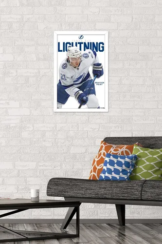 Vista 2 de Trends International NHL Tampa Bay Lightning - Póster de pared de la serie 23 de Brayden Point Versión enmarcada en blanco