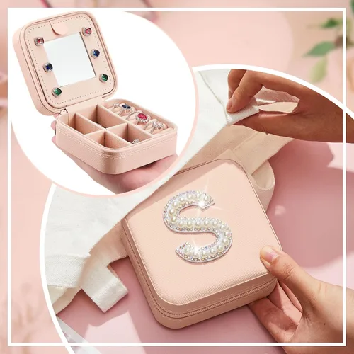 Vista 5 de Sweetude Joyero de viaje con inicial, mini joyero rosa, organizador con espejo, anillo de viaje, soporte para aretes, para mujeres, niñas, mamá