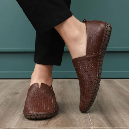 Vista 4 de Zapatos mocasines de cuero genuino para hombre sin cordones, zapatos suaves para caminar, zapatos de conducción perforados