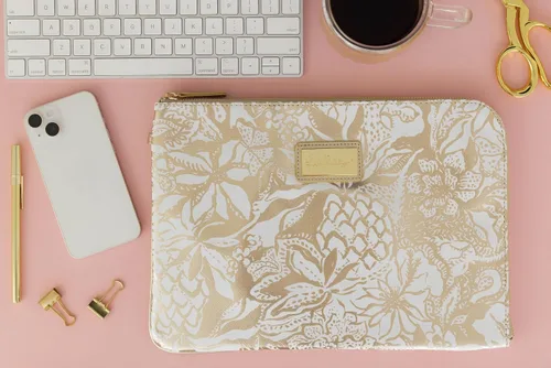 Vista 4 de Lilly Pulitzer Funda acolchada Tech con pequeña bolsa con cremallera para accesorios, bonita funda para laptop para mujer, bolsa para tableta