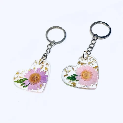 Vista 4 de Llavero de corazón de resina de girasol o margarita con copos dorados, bonito dije floral para bolso, conductor adolescente, regalo del día de San