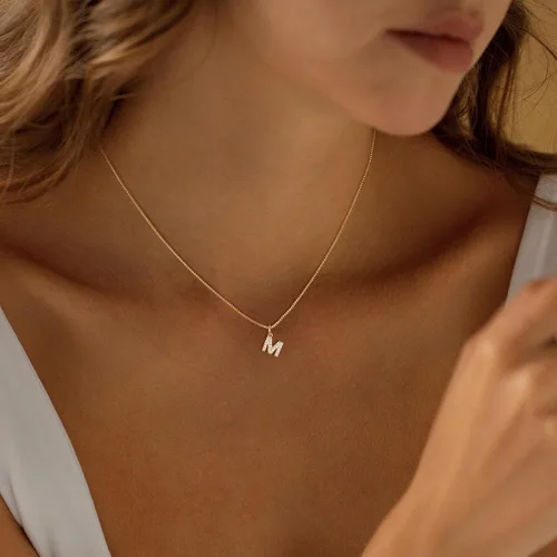 Vista 4 de Foxigrl - Collar de oro delicado con inicial para mujer, collar de letras doradas de moda con dije pequeño de la A a la Z, lindo collar simple