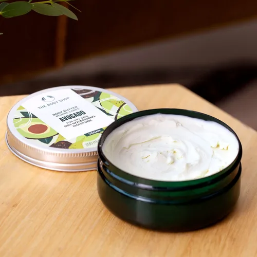 Vista 4 de The Body Shop - Mantequilla corporal de aguacate, para pieles muy secas, 6.4 onzas, vegana