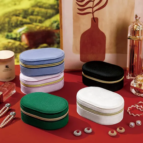 Vista 2 de Changsuo Joyero de terciopelo de felpa para viajes, pequeño joyero para mujeres, organizador de viaje de joyería (ébano)
