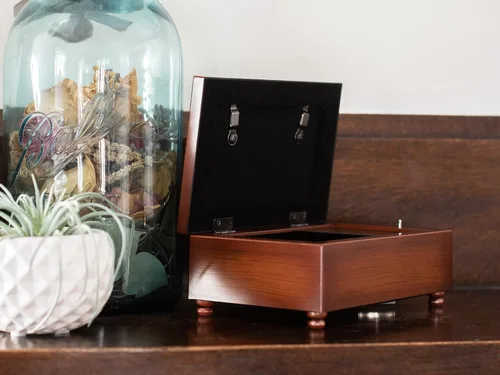 Vista 6 de Cottage Garden Memory Loved Ones Live On Woodgrain Rope Trim Petite Jewelry Caja de música que reproduce una gracia increíble