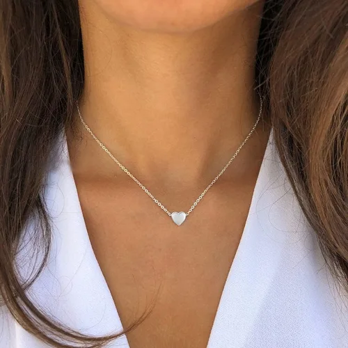 Vista 3 de Delicado collar con pequeño dije de corazón de oro, (además hay modelos con dije de corazón con inicial, con dije de rosa y con circonia cúbica)